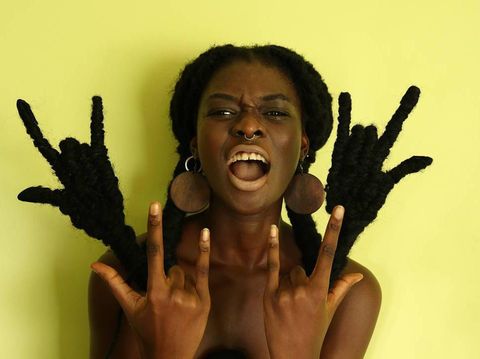 Rambut Laetitia Ky pose tangan rock and roll. 