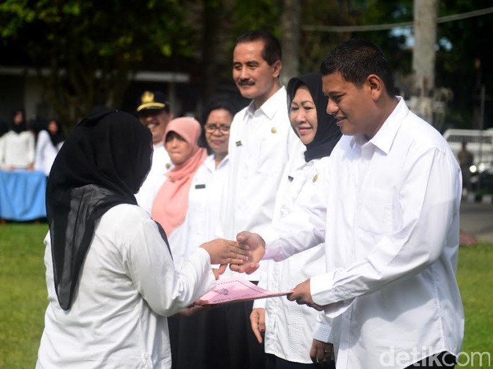 Ratusan Pegawai Kontrak Dapat SK PNS Wali Kota Kediri