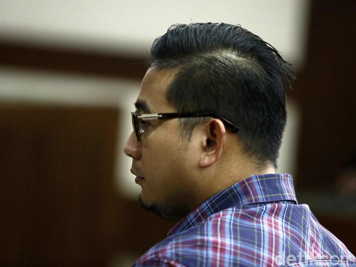 AKBP Raden Brotoseno divonis hukuman pidana 5 tahun penjara dan denda Rp 300 juta subsider 3 bulan kurungan di Pengadilan Tipikor, Jakarta Pusat, Kamis (14/6/2017). Brotoseno disebut terbukti bersalah menerima suap.