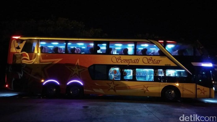Bus bertingkat (double decker) jurusan Banda Aceh-Medan menjadi idola bagi para pemudik. Meski harus merogoh kocek lebih dalam, kursi mewah di lantai satu tetap saja selalu terisi. Para penumpang dapat memilih duduk di kursi atau pun tidur di ranjang.