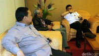 Tjahjo Komulo berbincang dengan denga anggota Pansus RUU Pemilu.