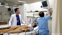 Para medis melayani pasien VVIP dan tamu negara dengan sigap hingga menuju ke ruang perawatan.
