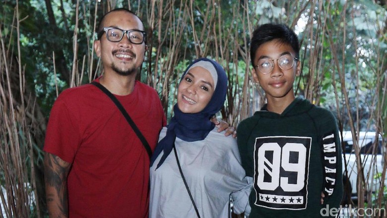 Dukungan Suami Bikin Enno Lerian Makin Semangat di Kehamilan ke-4 (Foto: Ismail/detikHOT) Dukungan Suami Bikin Enno Lerian Makin Semangat di Kehamilan ke-4 (Foto: Ismail/detikHOT)