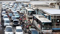 Bus TransJakarta tetap beroperasi meski para karyawan mengancam akan mogok kerja, Rabu (14/7/2017).