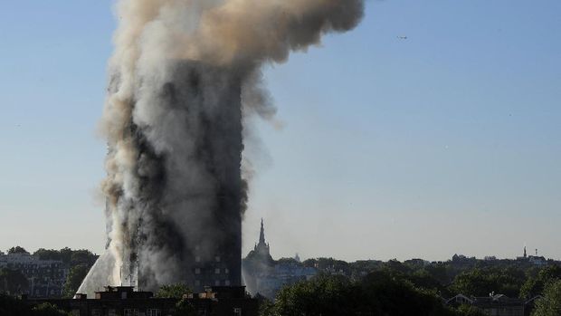 Asap pekat membubung dari apartemen London yang terbakar