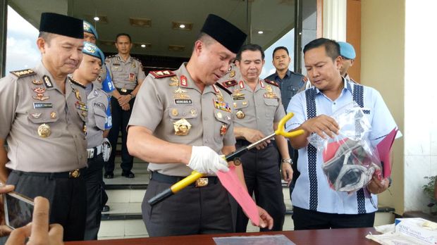 Asworo ribut lalu memukul Chatarina dengan kunci stir.