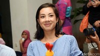 Senyum manisnya usai menghias mainan yang akan diberikan kepada anak-anak yayasan itu. Pool/Noel/detikFoto.