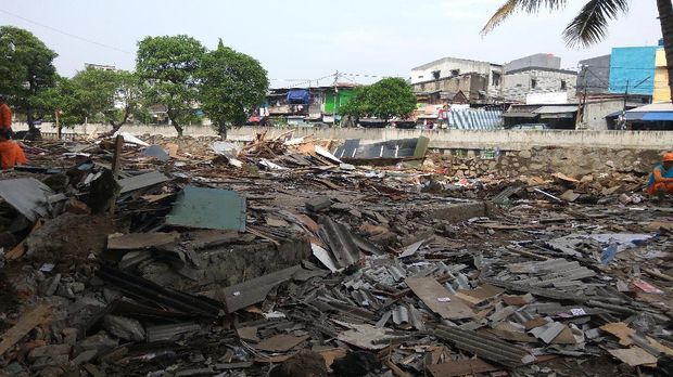 Belasan warung remang-remang di Kalijodo kini rata dengan tanah.