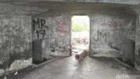 Coretan-coretan dari tangan usil terlihat tumpang tindih di tembok bunker (Bonauli/detikTravel)