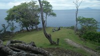 Pemandangannya menghadap laut biru. Bukan pasir, tapi hamparan rumput mengisi antara bunker dan laut. Layaknya karpet hijau, rasanya ingin leyeh-leyeh di atasnya (Bonauli/detikTravel)