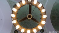 Langit-langit Masjid Quba. Ada sebuah hadits Nabi yang menyebutkan berwudhu di rumah dan lalu salat 2 rakaat di Masjid Quba, maka pahalanya setara satu kali ibadah umroh (Fitraya/detikTravel)