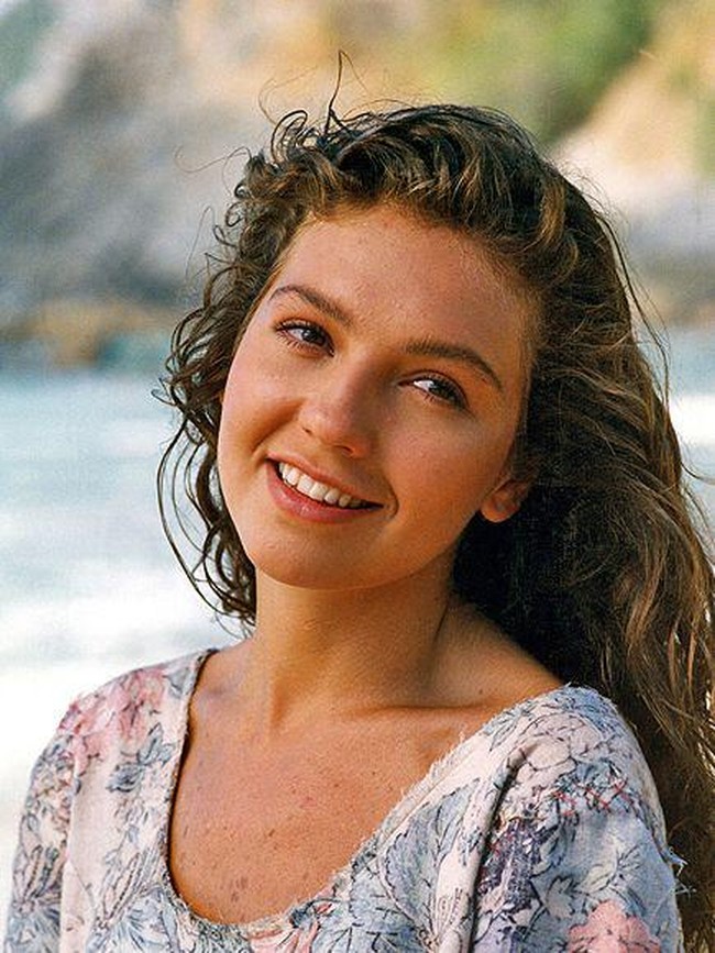 Thalia kerap memerankan gadis miskin yang jatuh cinta pada pria kaya. Ini salah satu drama terlarisnya Marimar yang tayang pada 1994. Foto: ist.