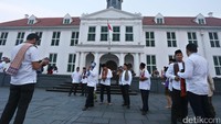 Kebiasaan menanti sore atau ngabuburit ini jamak dilakukan oleh umat Muslim saat menanti buka puasa.