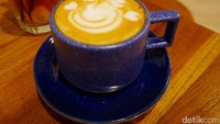 Secangkir cappuccino disajikan dalam cangkir mungil yang lucu. Dibuat dengan campuran kopi Aceh Gayo dan Brazil, enak dinikmati hangat-hangat!