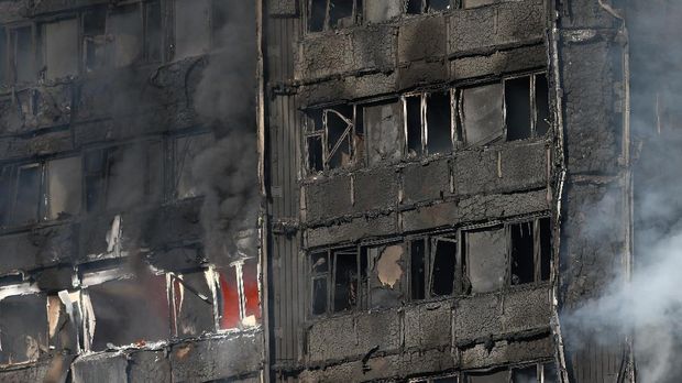 Jendela apartemen di London hangus terbakar