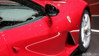 Mesin 12 silinder terbaru ini menjadi sejarah baru bagi segmen mobil sport F12Berlinetta dan F12tdf yang mengusung mesin berkonfigurasi mid-front. Foto: Ferrari