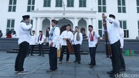 Mereka kompak mengenakan busana muslim.