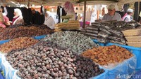 Makanan yang dijual sama saja seperti pasar di luar gerbang 8. Mulai dari aneka jenis kurma, permen, dan kismis (Fitraya/detikTravel)