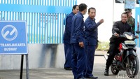 Beberapa anggota TNI juga disiagakan di gerbang masuk kantor pusat TransJakarta.