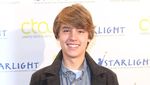 Awas Meleleh Lihat Foto Si Tampan Cole Sprouse