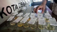 Tes urine dilakukan oleh jajaran Polresta Depok bersama Pemerintah Kota (Pemkot) Depok melalui Dinas Perhubungan (Dishub) Depok dan Dinas Kesehatan (Dinkes) Kota Depok.