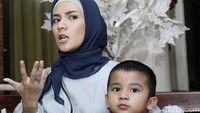 Enno Lerian hadir dalam acara itu bersama sang anak. Foto: Ismail/detikHOT