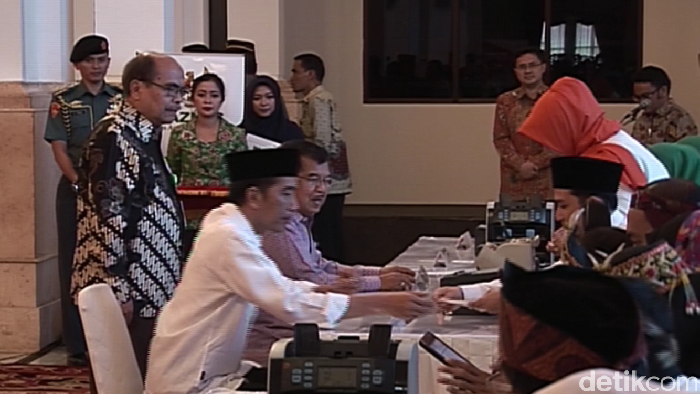 Jokowi dan JK Bayar Zakat di Istana