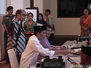 Jokowi dan JK Bayar Zakat di Istana