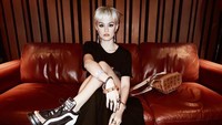 Ada yang memuji penampilannya itu dan adapula yang menyayangkan perubahan yang dilakukan pelantun COke Bottle itu. (Dok. Instagram/agnezmo)
