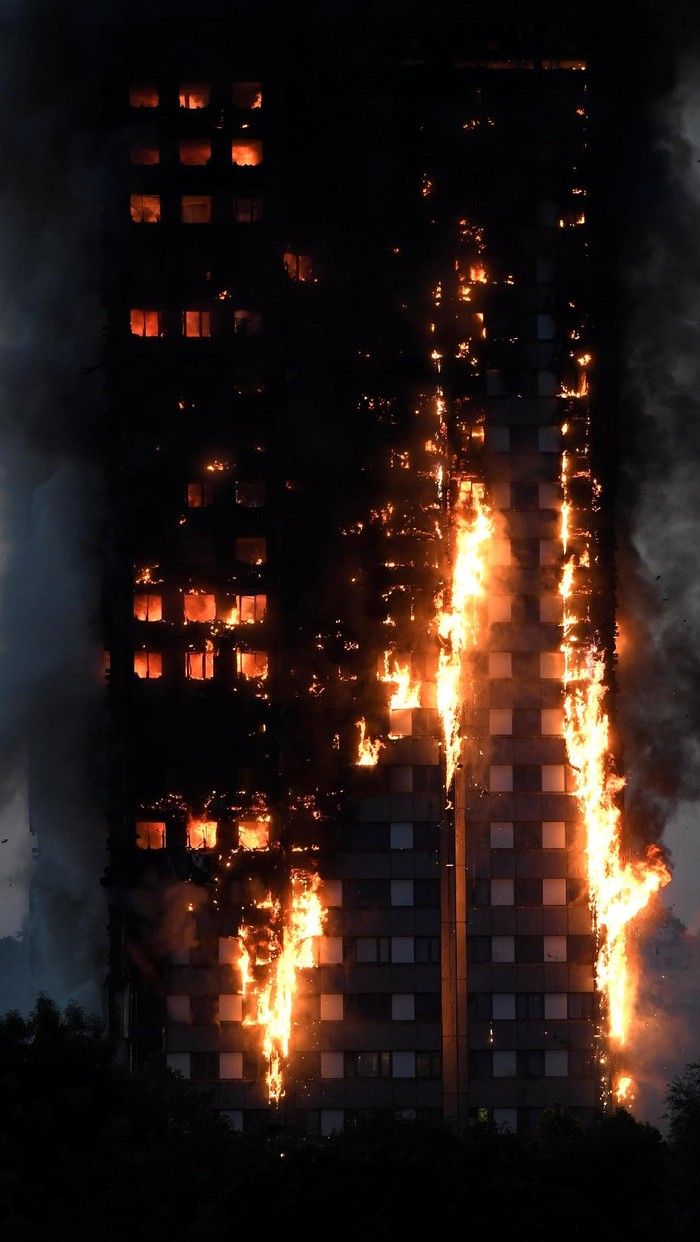 Kebakaran Apartemen London Tewaskan 6 Orang, Api Masih Berkobar