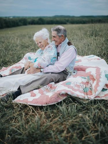 Foto Romantis Pasangan yang Sudah Menikah 68 Tahun Ini Bikin Iri