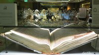 Di depan Masjid Nabawi juga ada Museum Al Quran. Kita bisa mengetahui sejarah Al Quran dan melihat koleksi kitab Al Quran yang langka (Fitraya/detikTravel)   
