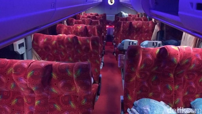 Bus bertingkat (double decker) jurusan Banda Aceh-Medan menjadi idola bagi para pemudik. Meski harus merogoh kocek lebih dalam, kursi mewah di lantai satu tetap saja selalu terisi. Para penumpang dapat memilih duduk di kursi atau pun tidur di ranjang.