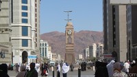 Pertokoan yang lebih modern ada di luar Gerbang No 21, di sisi utara Masjid Nabawi, selurusan pintu King Fahd (pintu nomor 21). Dari Supermarket Bin Dawood, sampai H&M, Giordano dan aneka toko emas (Fitraya/detikTravel)