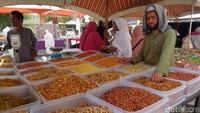 Penjual aneka kacang-kacangan khas Arab Saudi. Tapi jangan ragu-ragu menawar barang ya! (Fitraya/detikTravel)