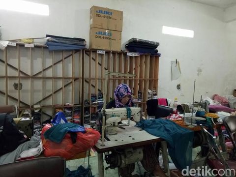 Pengrajin kain tenun ikat di Lamongan