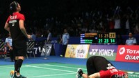 Apriani Rahayu melakukan sujud syukur.