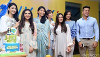 Aurel Hermansyah tampak berpose bersama-sama Karenina Sunny, Jennifer Bachdim hingga Gisel yang juga turut hadir di acara tersebut. Pool/Ismail/detikFoto.