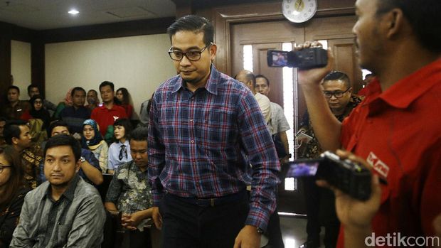 AKBP Raden Brotoseno divonis hukuman pidana 5 tahun penjara dan denda Rp 300 juta subsider 3 bulan kurungan di Pengadilan Tipikor, Jakarta Pusat, Kamis (14/6/2017). Brotoseno disebut terbukti bersalah menerima suap.
