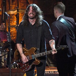 7 Musisi Dunia Punya Tato Band Lain