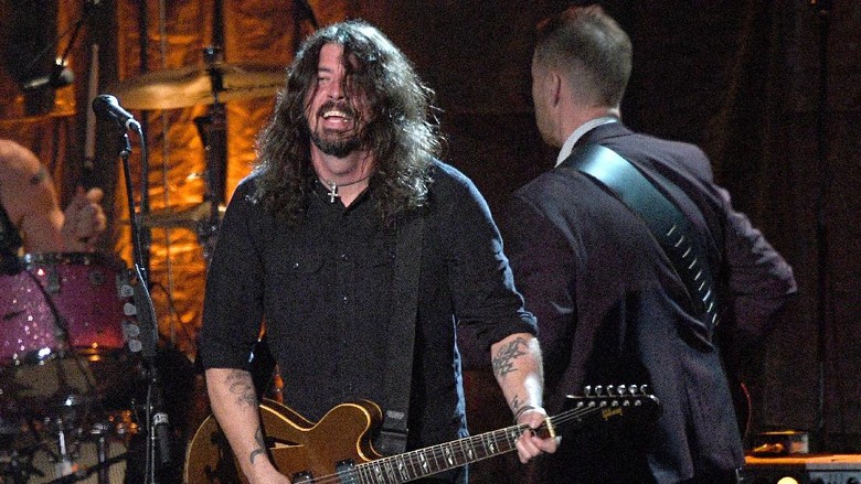 Deja Vu! Dave Grohl Jatuh Lagi dari Panggung Konser Deja Vu! Dave Grohl Jatuh Lagi dari Panggung Konser