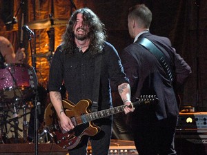 Deja Vu! Dave Grohl Jatuh Lagi dari Panggung Konser