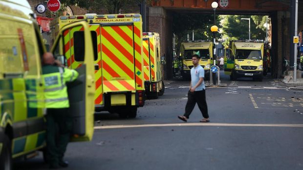 Ambulans siaga di dekat lokasi kebakaran di apartemen London