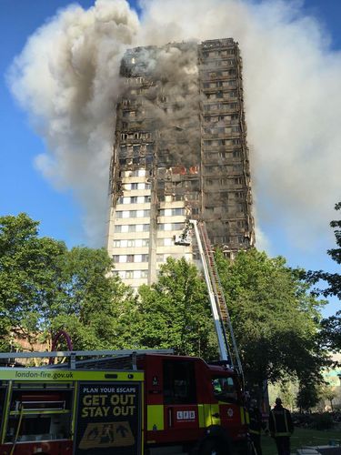 Asap pekat membubung dari apartemen London yang terbakar hebat