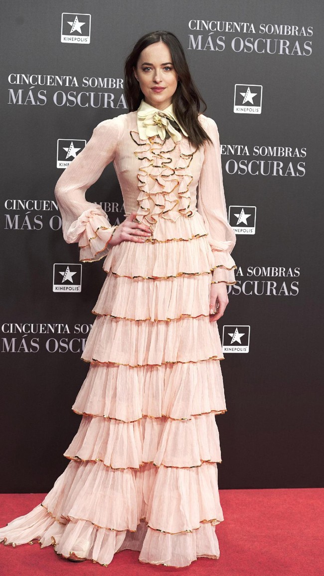 Dakota Johnson menghadiri pertunjukan Fifty Shades Darker (Cincuenta Sombras Mas Oscuras) di bioskop Kinepolis pada 8 Februari 2017 di Madrid, Spanyol. (Foto: Carlos Alvarez / Getty Images)