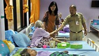 Hadir dalam acara tersebut Head of Marketing Strategic Office Sinarmas MSIG Life Ruth Nainggolan didampingi Kepala Panti Sosial Tresna Werdha Budi Mulya 3 Marjito sambil mengajak warga lansia tersebut. Foto: dok MSIG