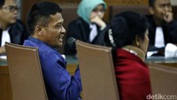 Dua saksi yang dikonfrontir keterangannya dalam sidang kasus suap majelis hakim dengan terdakwa Saipul Jamil adu argumen. 