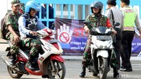 Tidak hanya TNI, beberapa polisi juga melakukan pengamanan.