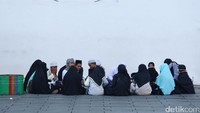 Atau mengadakan forum kajian.