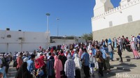 Para jamaah umroh Indonesia di depan Masjid Quba. Dahulu, Nabi Muhammad meletakan batu pertama pembuatan masjid ini. Namun masjid yang sekarang hasil pembangunan ulang tahun 1986 (Fitraya/detikTravel)